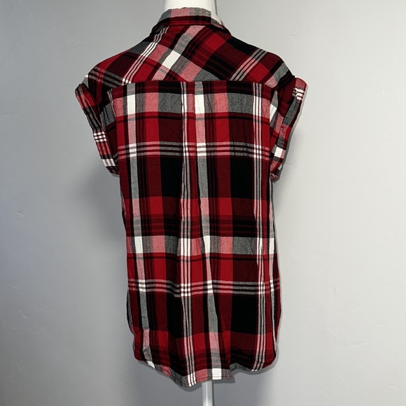 Plaid Sleeveless Top - Picture 4 of 5